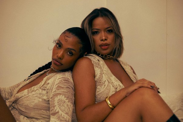 Quels conseils pour porter des robes en velours côtelé sans paraître trop rétro ?