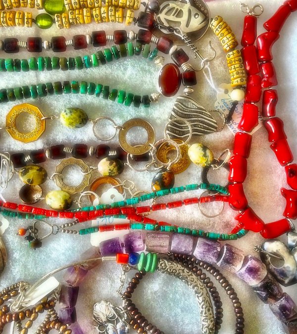 Comment marier des bijoux en pierres précieuses avec des tenues de bureau sobres ?