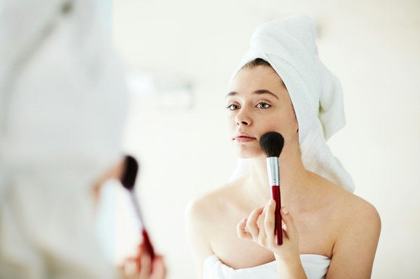 Quelles sont les techniques de maquillage anti-âge pour un effet rajeunissant naturel ?